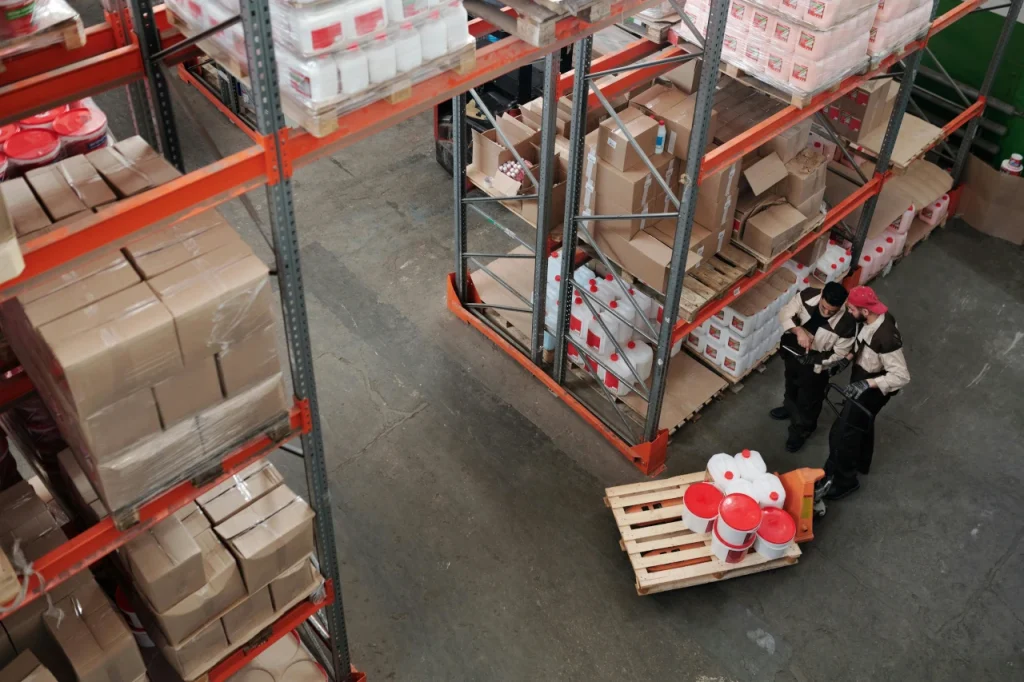 trabajadores en almacen